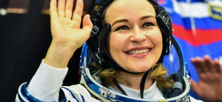 Uzayda ilk uzun metrajlı filmi çeken Rus ekibi dünyaya döndü