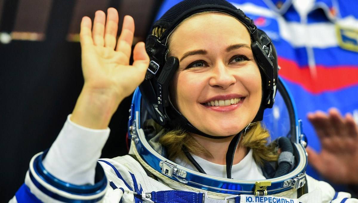 Uzayda ilk uzun metrajlı filmi çeken Rus ekibi dünyaya döndü