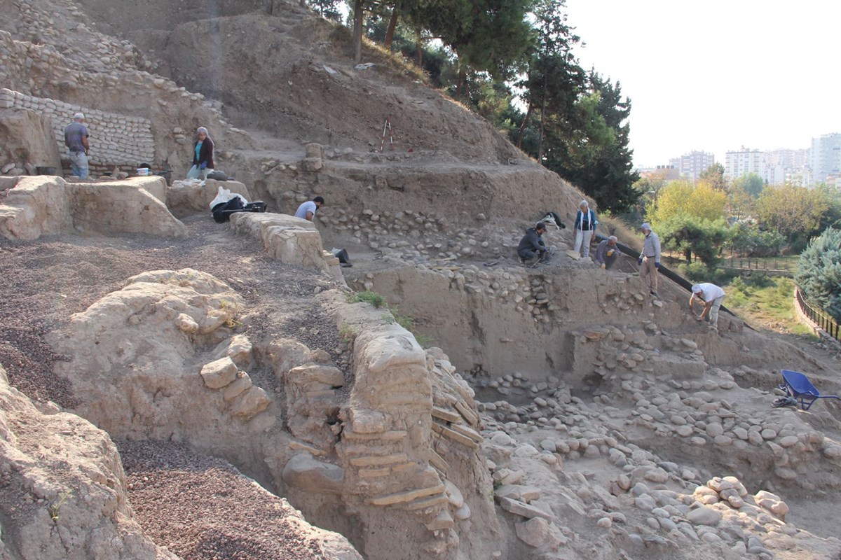 Yumuktepe Höyüğü, bugüne kadar 2 binin üzerinde eser verdi