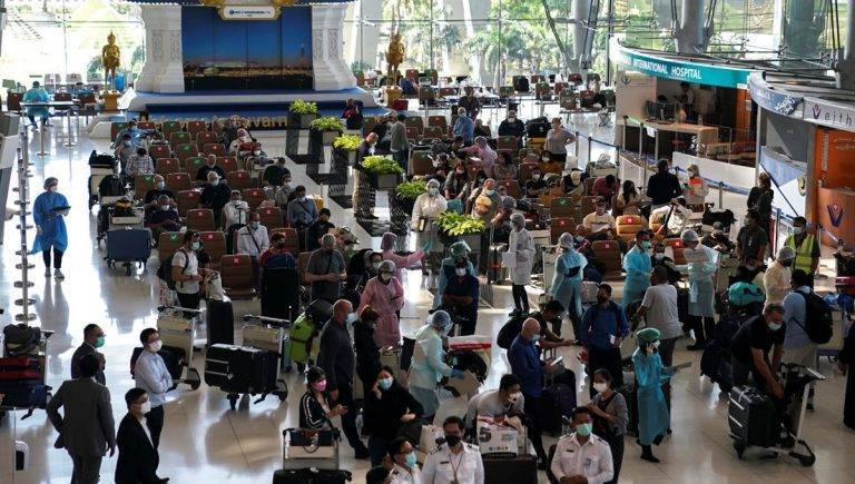 18 ay sonra yeniden açılan Tayland’a binlerce turist akın etti