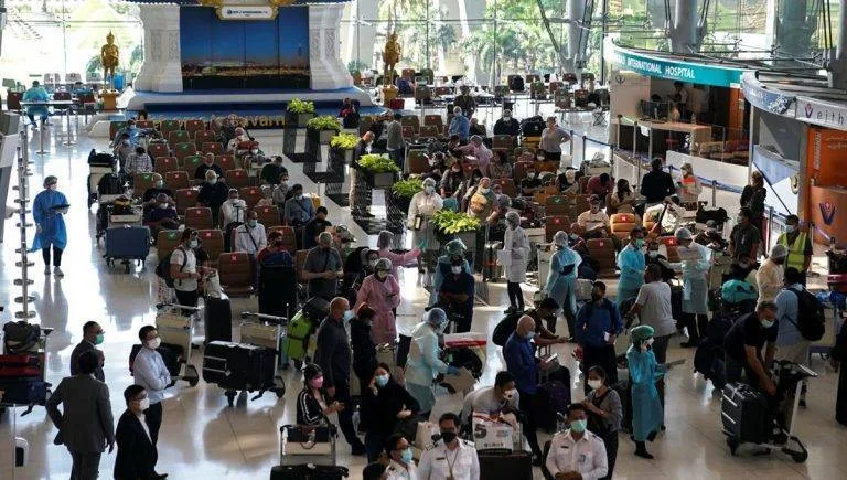 18 ay sonra yeniden açılan Tayland’a binlerce turist akın etti