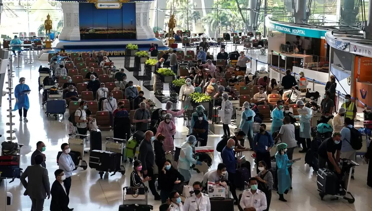 18 ay sonra yeniden açılan Tayland’a binlerce turist akın etti