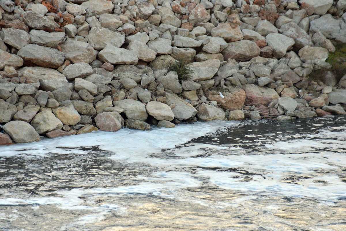 Ceyhan Nehri’nde tedirgin eden görüntü