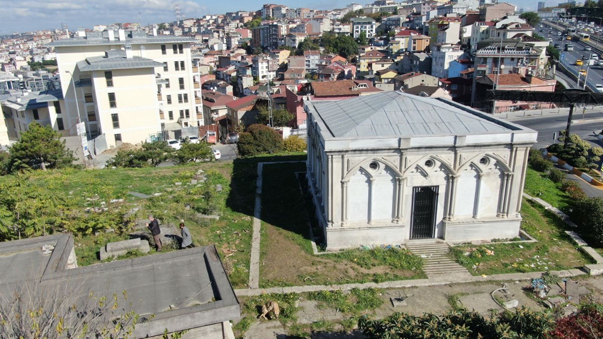 D-100’ün yanında harabeye dönmüş anıt mezar; Mermerleri bile İtalya’dan getirildi