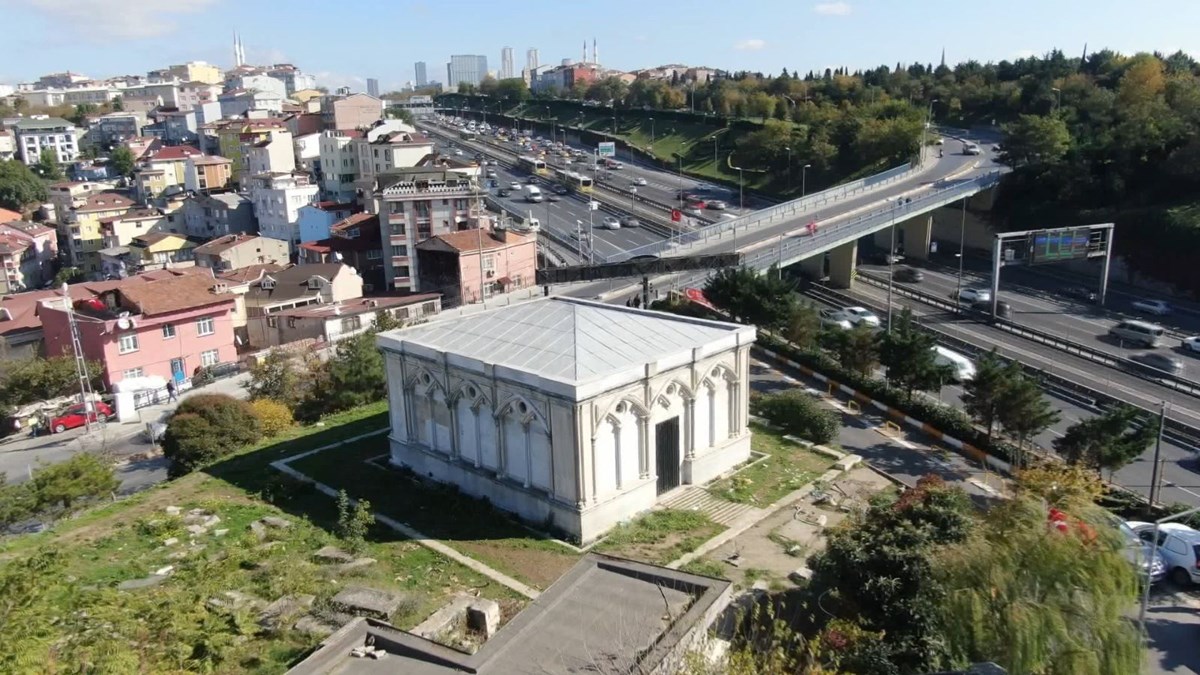 D-100’ün yanında harabeye dönmüş anıt mezar; Mermerleri bile İtalya’dan getirildi