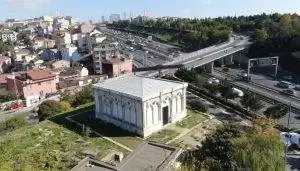 D-100’ün yanında harabeye dönmüş anıt mezar; Mermerleri bile İtalya’dan getirildi