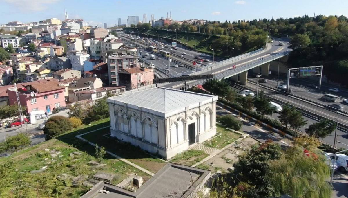 D-100'ün yanında harabeye dönmüş anıt mezar; Mermerleri bile İtalya'dan getirildi