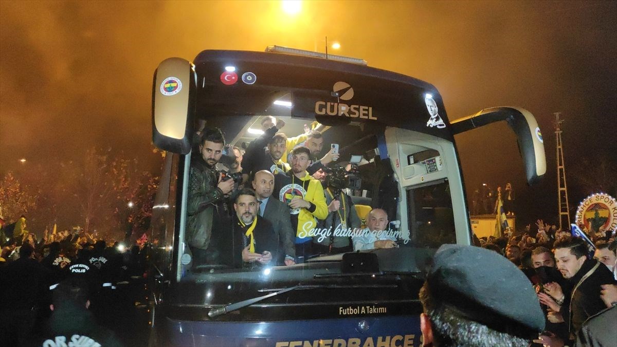 Fenerbahçe’ye Samandıra’da coşkulu karşılama