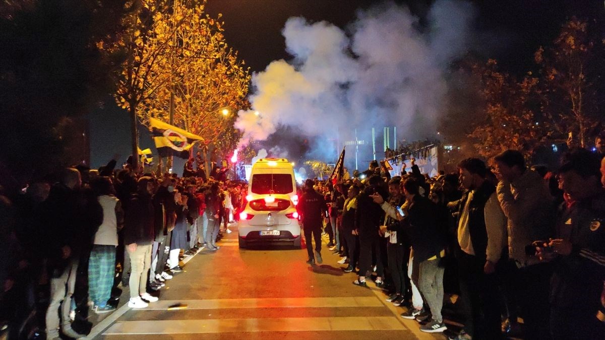 Fenerbahçe’ye Samandıra’da coşkulu karşılama
