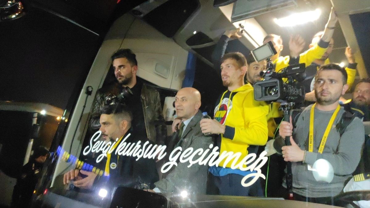 Fenerbahçe’ye Samandıra’da coşkulu karşılama