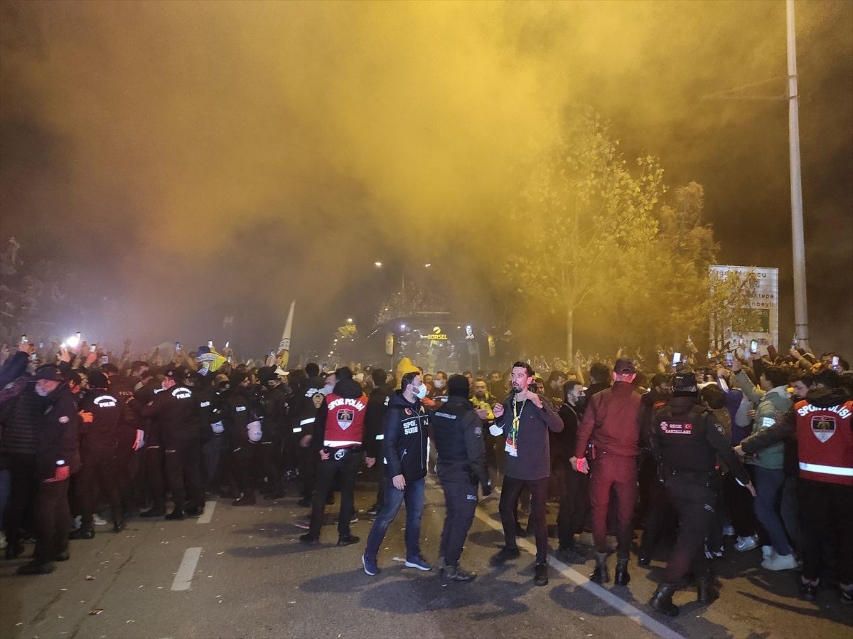 Fenerbahçe’ye Samandıra’da coşkulu karşılama