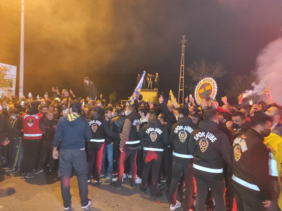 Fenerbahçe’ye Samandıra’da coşkulu karşılama