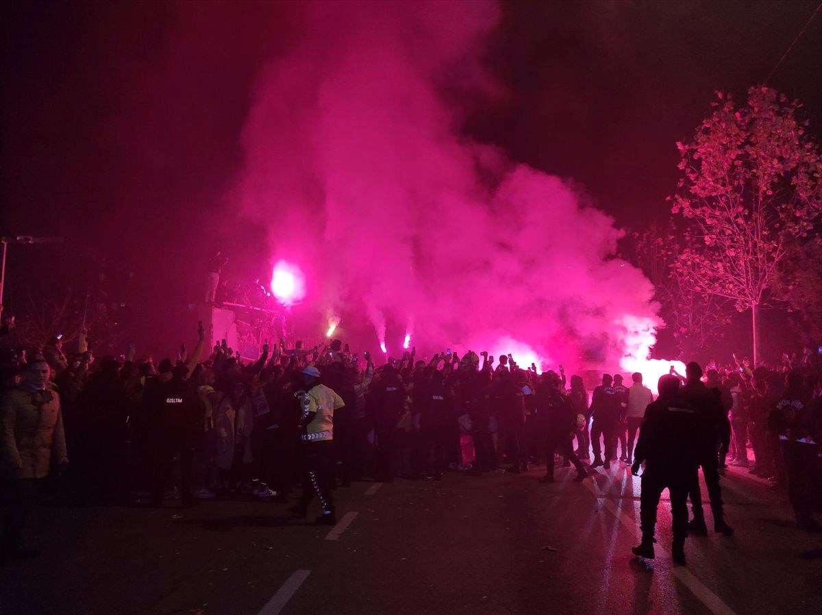 Fenerbahçe’ye Samandıra’da coşkulu karşılama