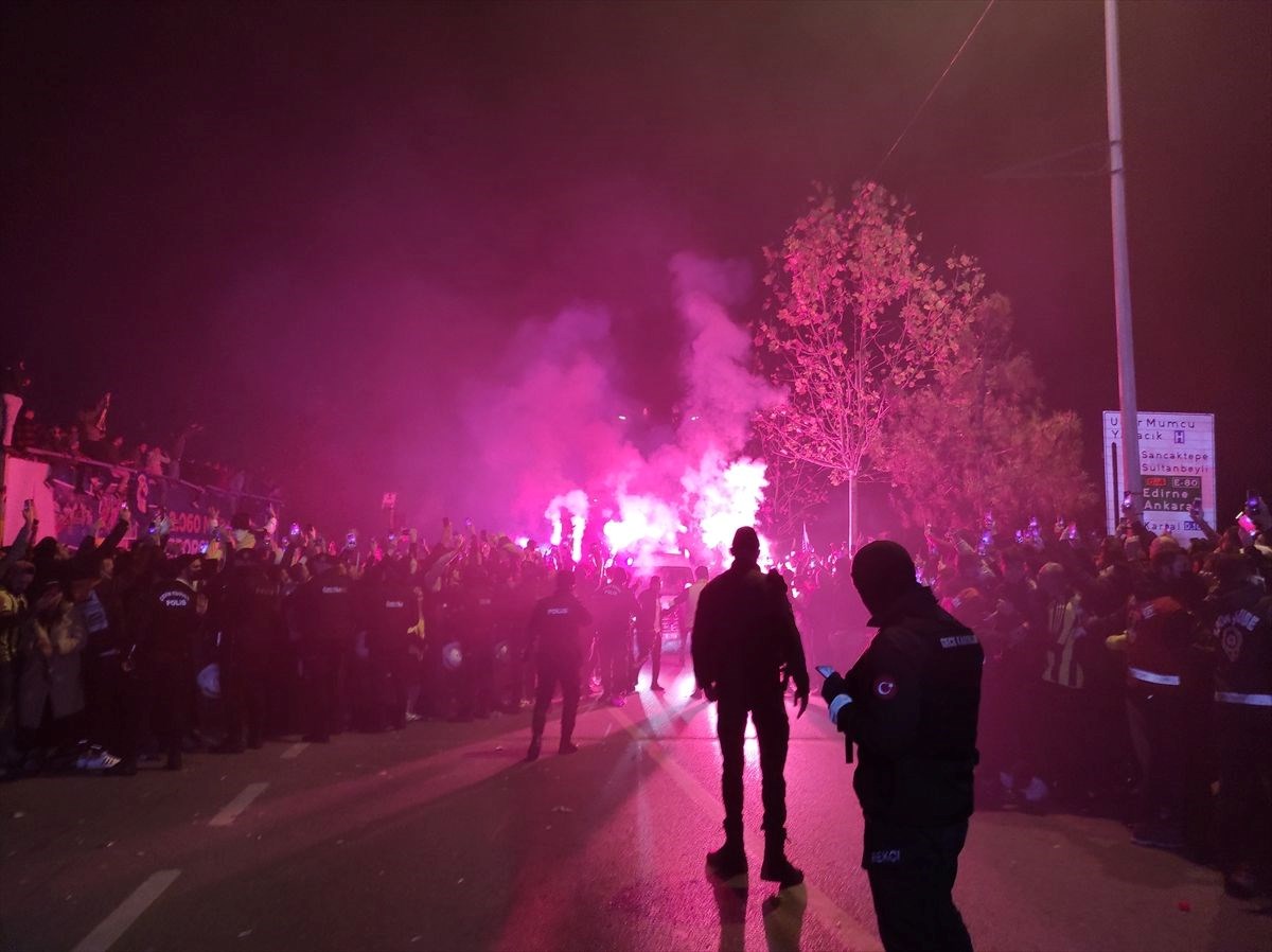 Fenerbahçe’ye Samandıra’da coşkulu karşılama