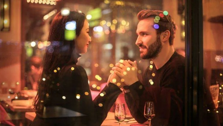 İlk buluşmada hesabı erkek mi ödemeli? Modern flörtün kuralları değişiyor