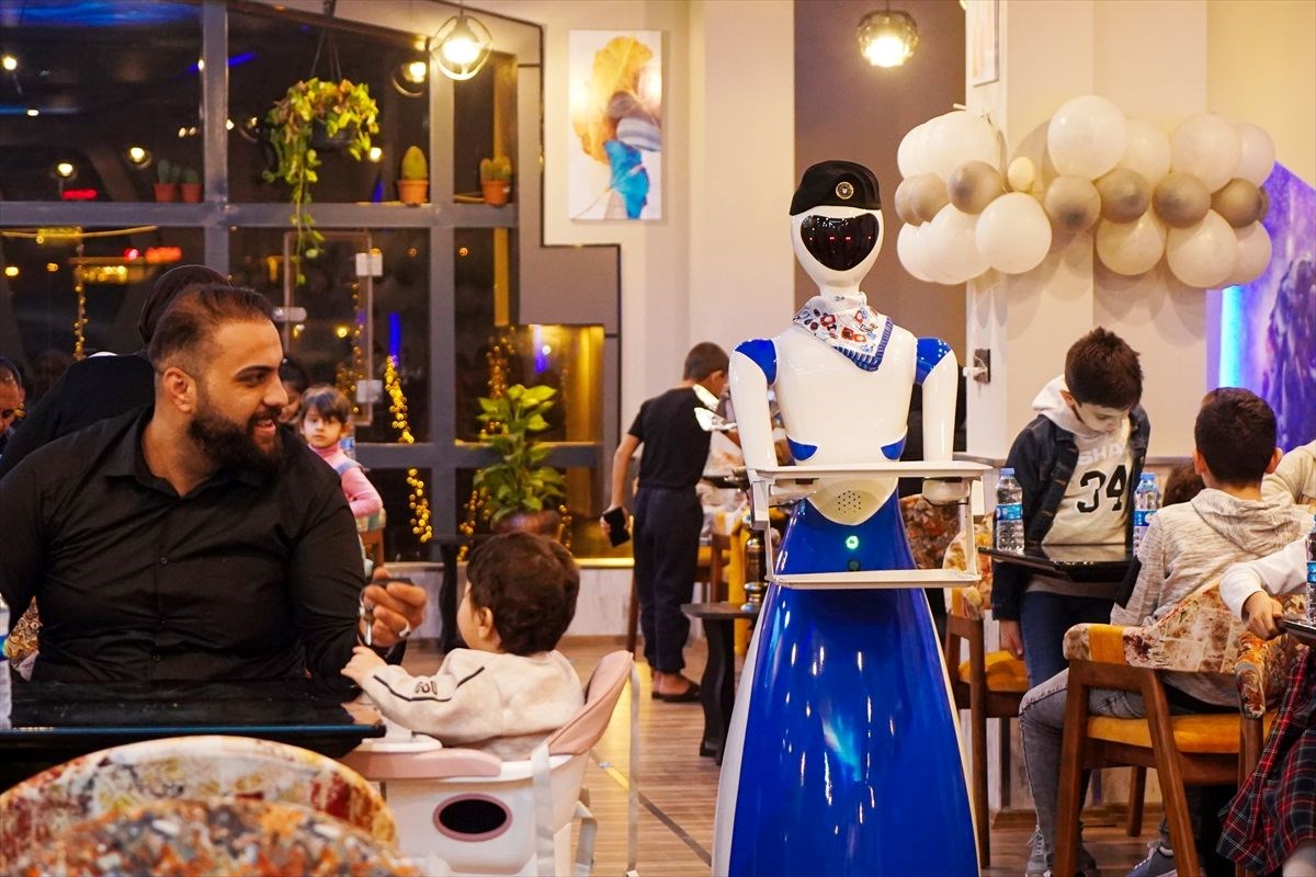 irakin musul kentindeki bir restoranda robot garsonlar ise basladi 10