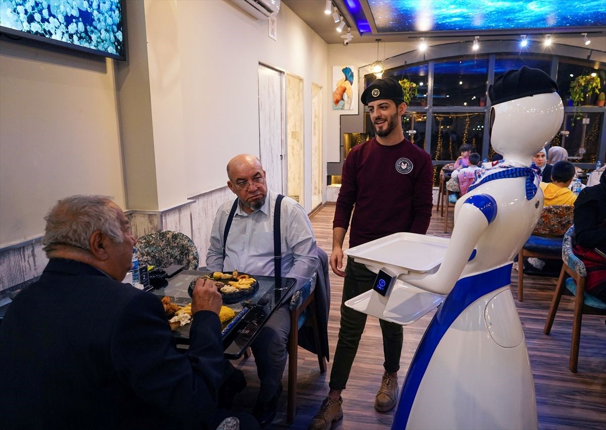 irakin musul kentindeki bir restoranda robot garsonlar ise basladi 13