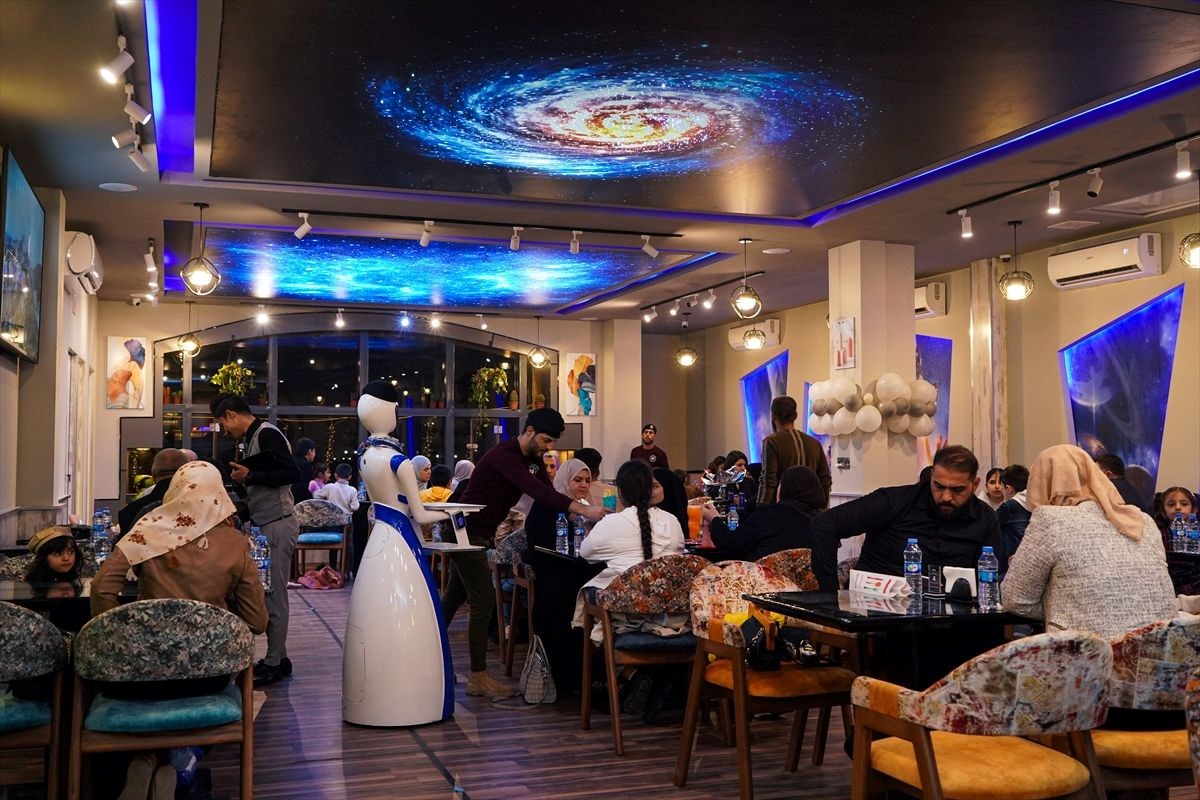 irakin musul kentindeki bir restoranda robot garsonlar ise basladi 16