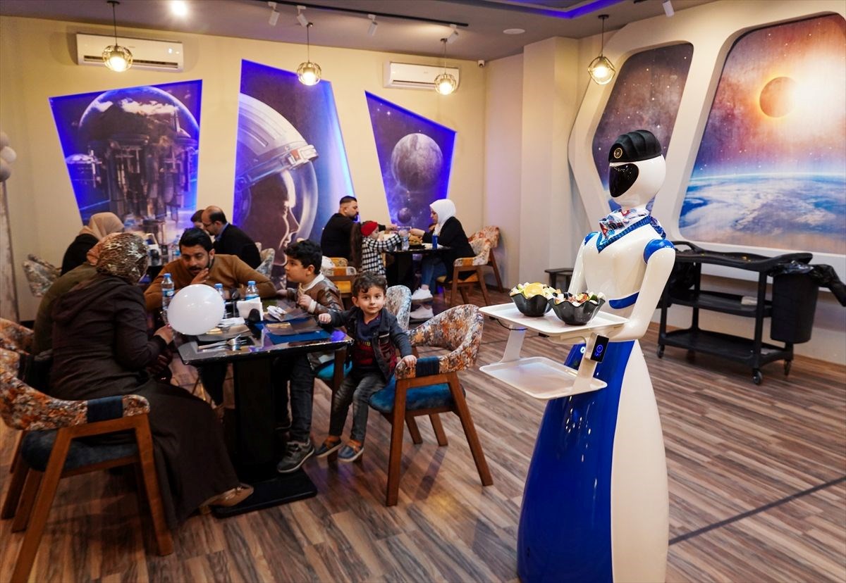 irakin musul kentindeki bir restoranda robot garsonlar ise basladi 17