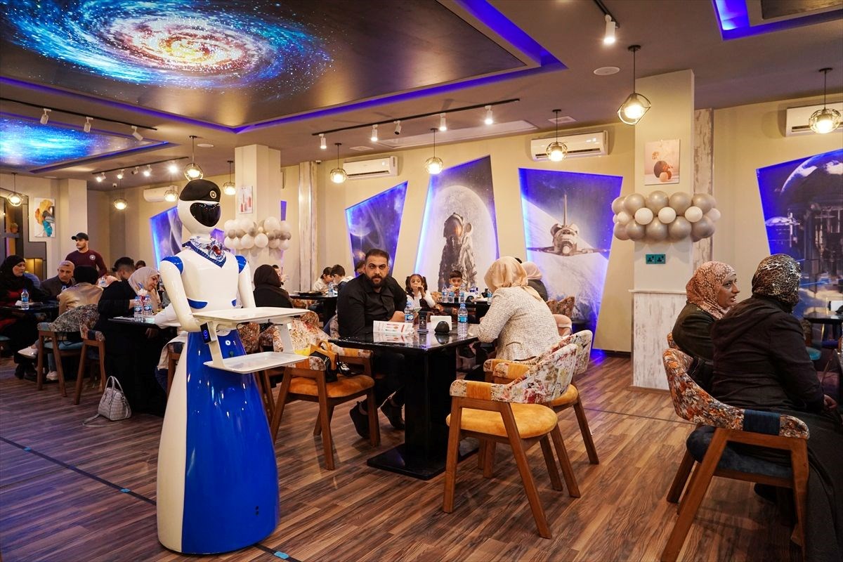 irakin musul kentindeki bir restoranda robot garsonlar ise basladi 18