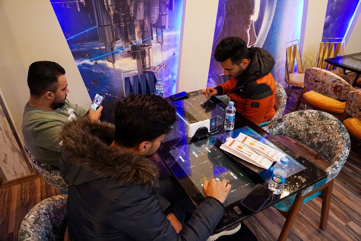 irakin musul kentindeki bir restoranda robot garsonlar ise basladi 20
