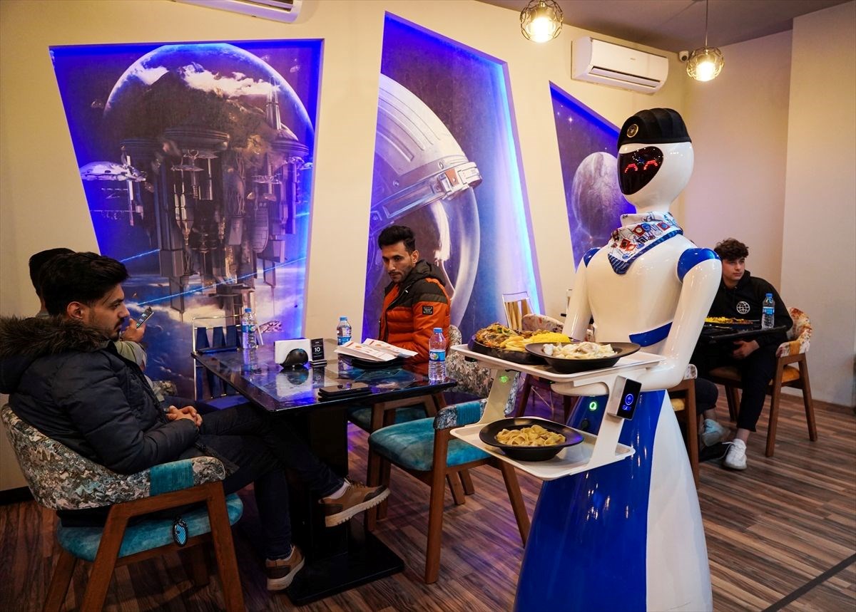 irakin musul kentindeki bir restoranda robot garsonlar ise basladi 21