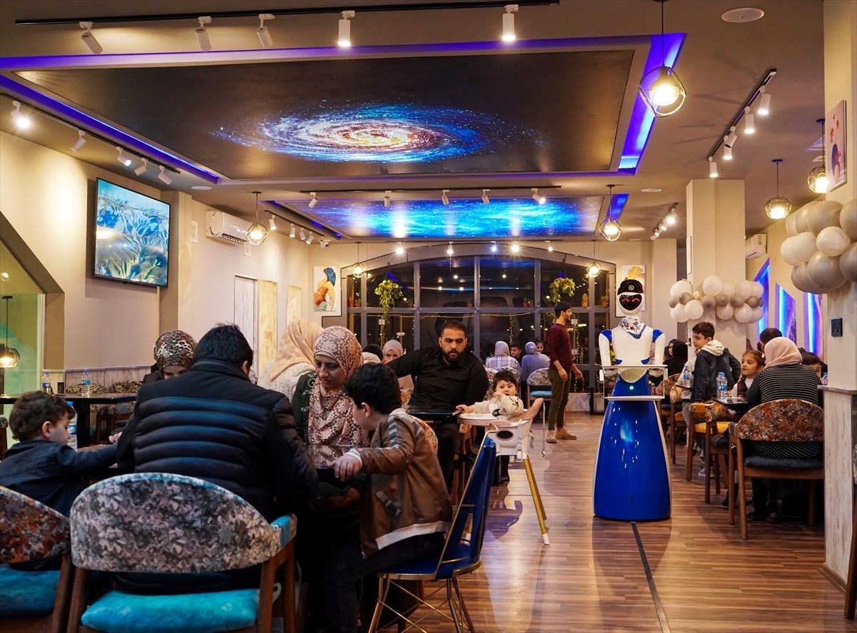 irakin musul kentindeki bir restoranda robot garsonlar ise basladi 22