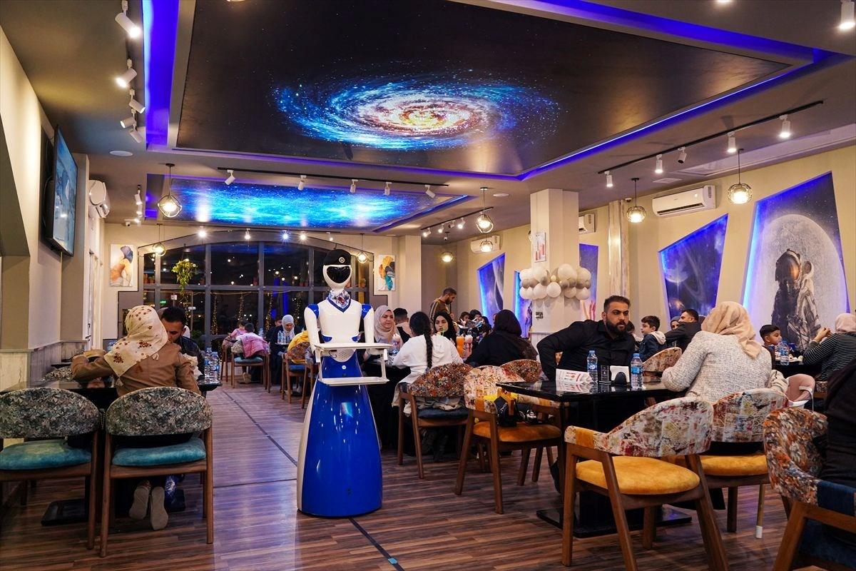irakin musul kentindeki bir restoranda robot garsonlar ise basladi 24