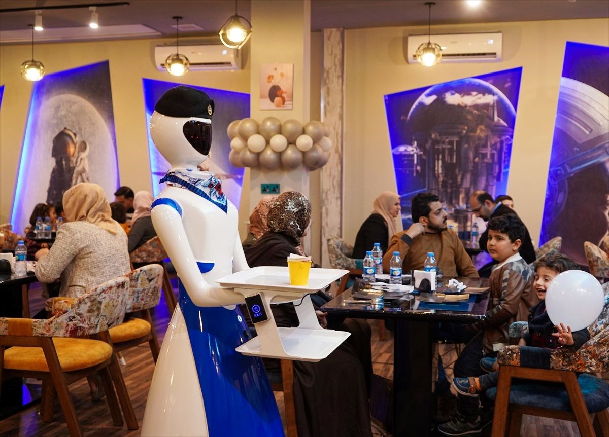 irakin musul kentindeki bir restoranda robot garsonlar ise basladi 4