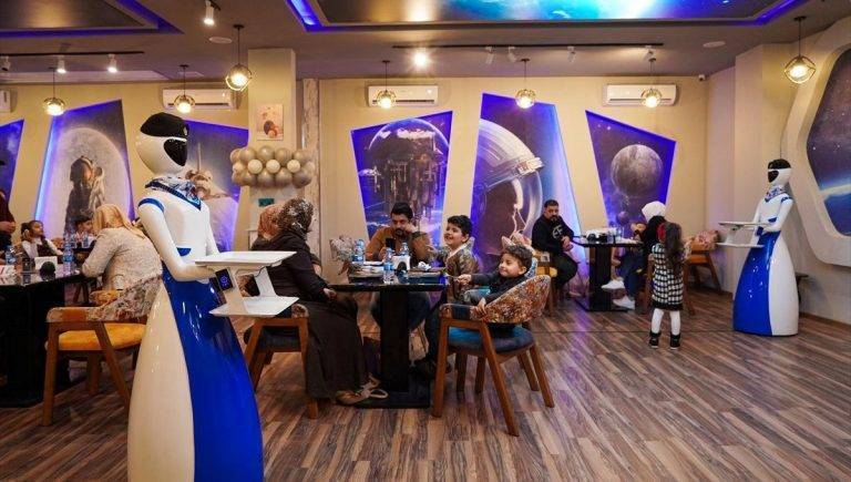 Irak’ın Musul kentindeki bir restoranda robot garsonlar işe başladı