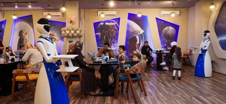Irak’ın Musul kentindeki bir restoranda robot garsonlar işe başladı