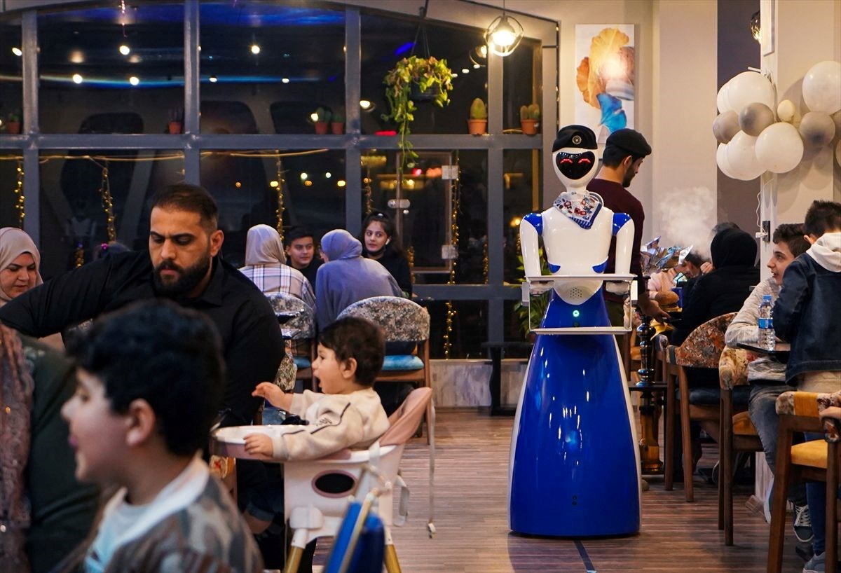 irakin musul kentindeki bir restoranda robot garsonlar ise basladi 8