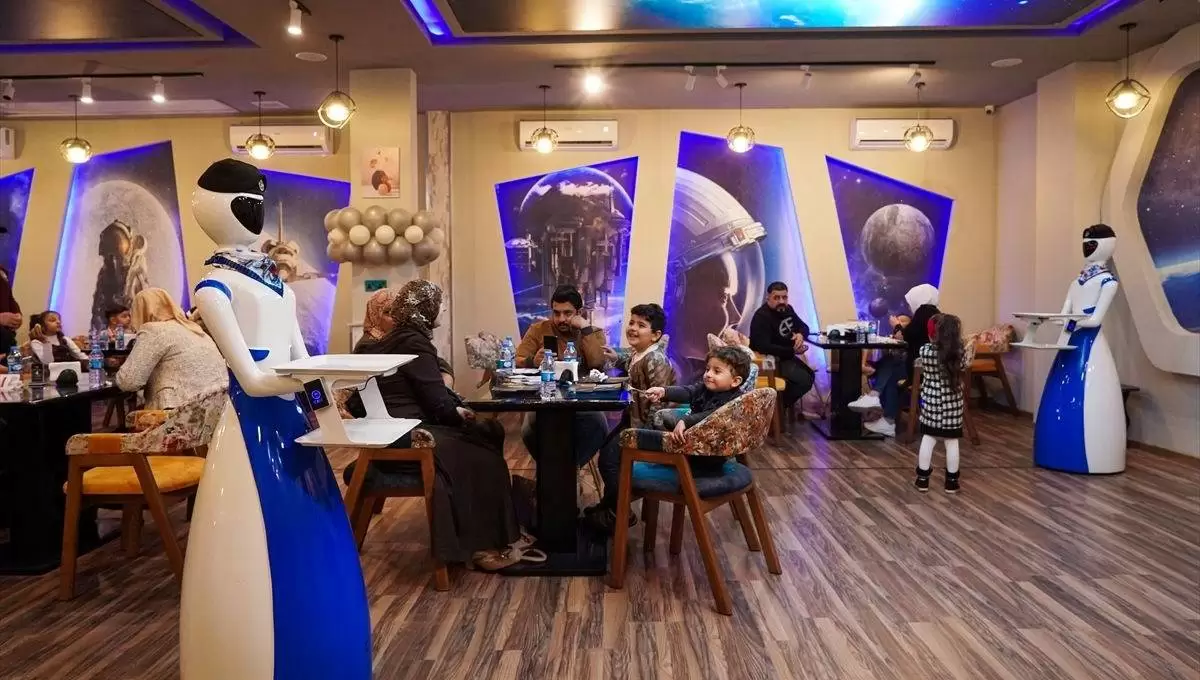 Irak’ın Musul kentindeki bir restoranda robot garsonlar işe başladı