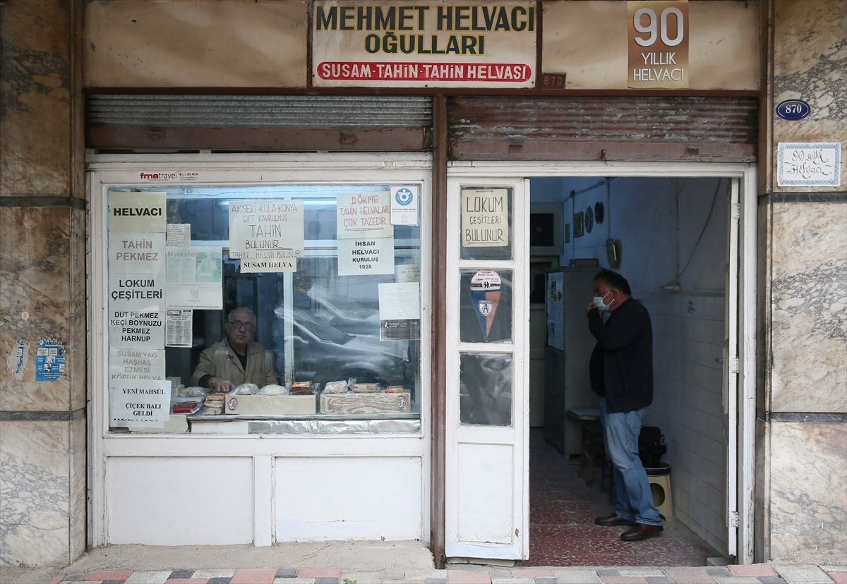 İzmir’in 93 yıllık helvacısı müşterilerine nostalji yaşatıyor