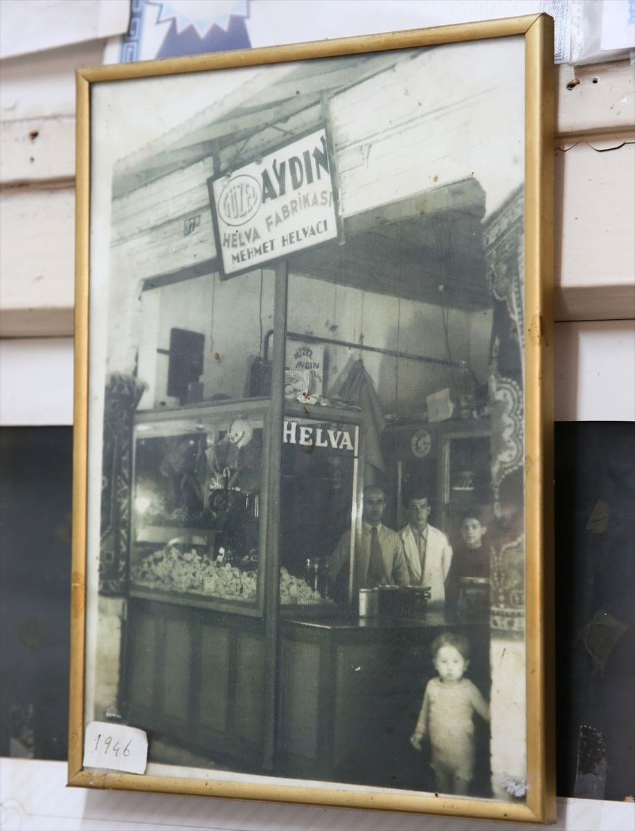 İzmir’in 93 yıllık helvacısı müşterilerine nostalji yaşatıyor