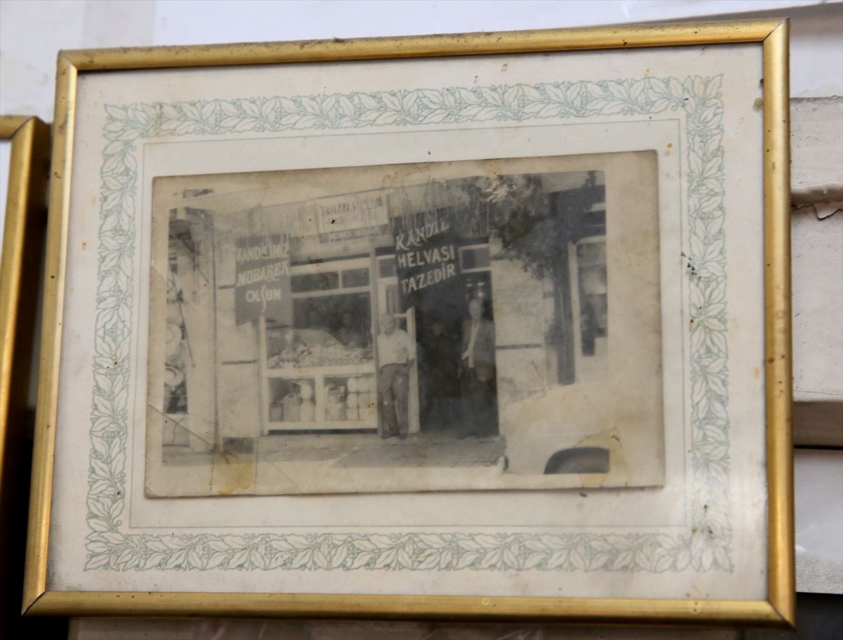 İzmir’in 93 yıllık helvacısı müşterilerine nostalji yaşatıyor