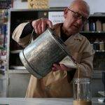 İzmir’in 93 yıllık helvacısı müşterilerine nostalji yaşatıyor