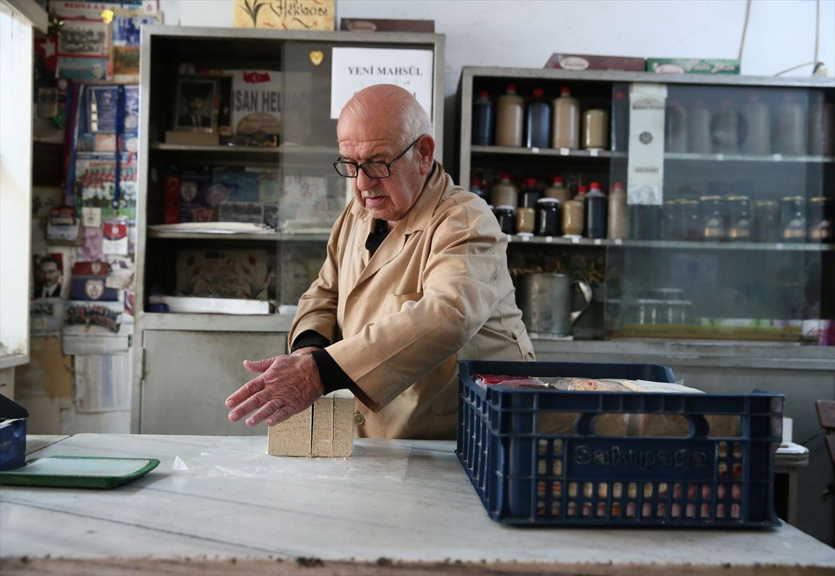 İzmir’in 93 yıllık helvacısı müşterilerine nostalji yaşatıyor