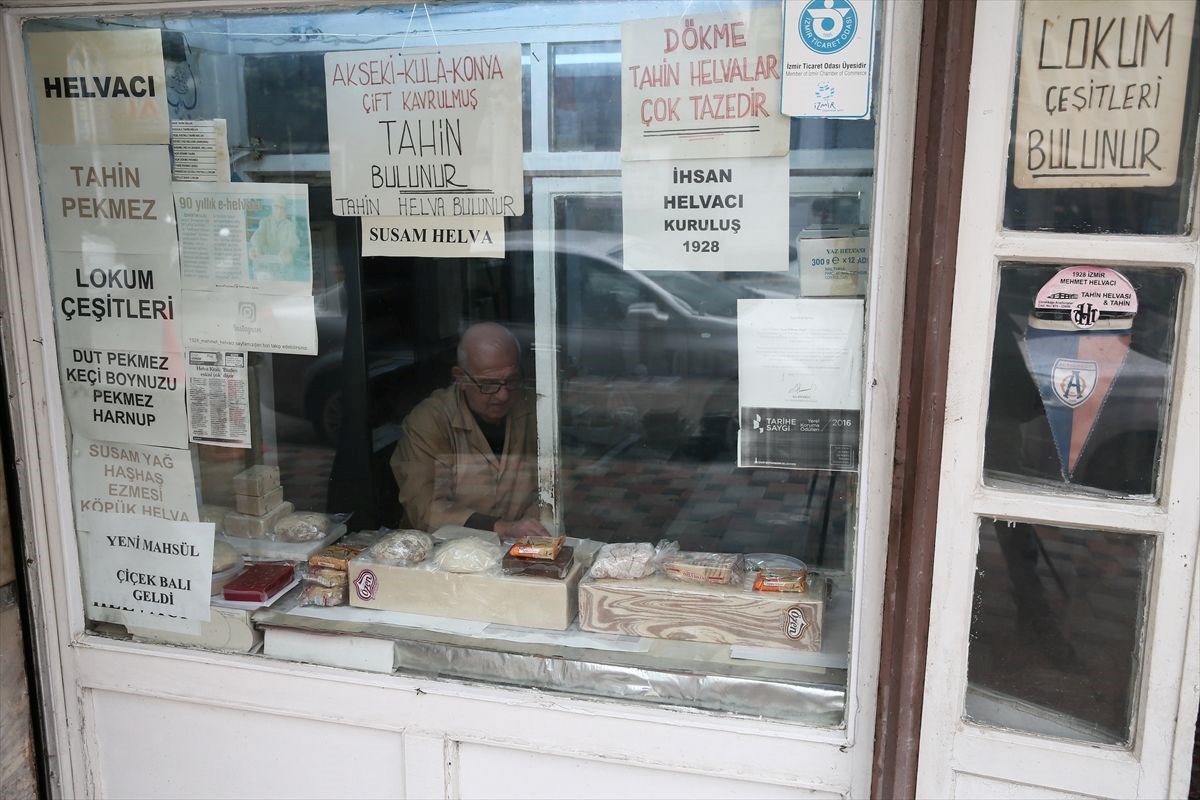 İzmir’in 93 yıllık helvacısı müşterilerine nostalji yaşatıyor