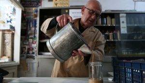 İzmir’in 93 yıllık helvacısı müşterilerine nostalji yaşatıyor