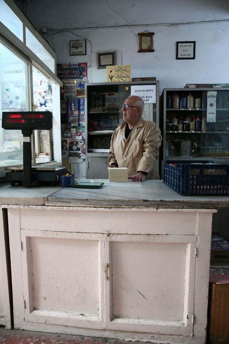 İzmir’in 93 yıllık helvacısı müşterilerine nostalji yaşatıyor