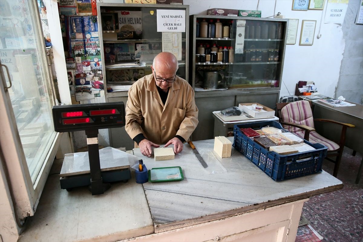 İzmir’in 93 yıllık helvacısı müşterilerine nostalji yaşatıyor