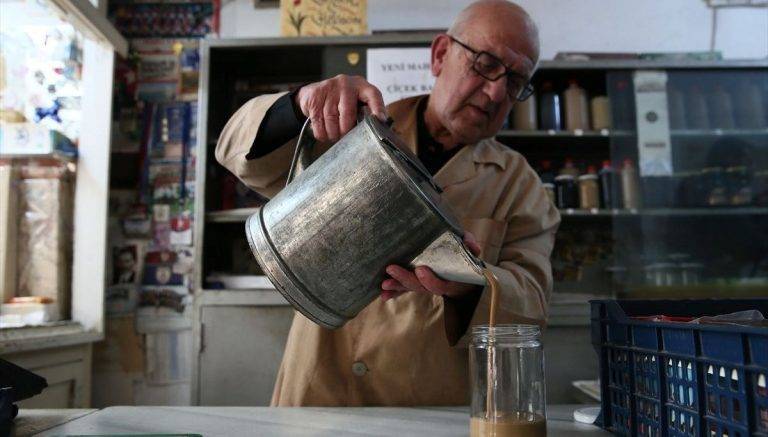 izmirin 93 yillik helvacisi musterilerine nostalji yasatiyor