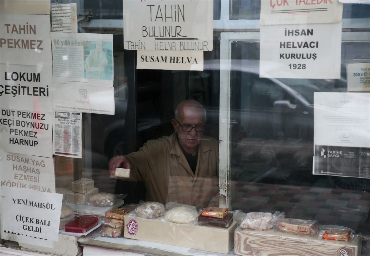 İzmir’in 93 yıllık helvacısı müşterilerine nostalji yaşatıyor