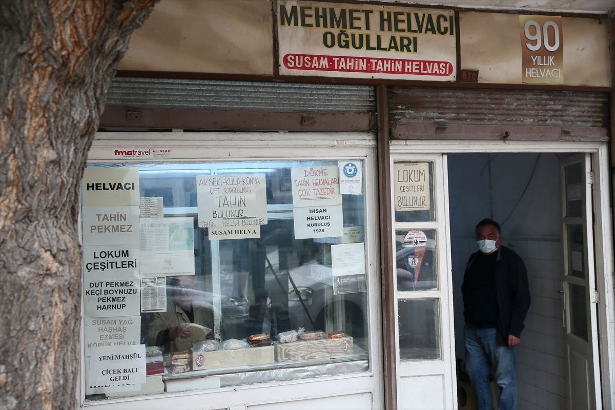İzmir’in 93 yıllık helvacısı müşterilerine nostalji yaşatıyor