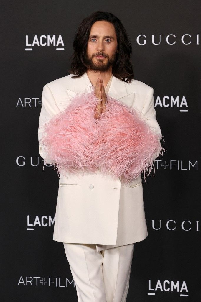 Kırmızı halının yıldızı süslü takım elbiseler (LACMA 2021)