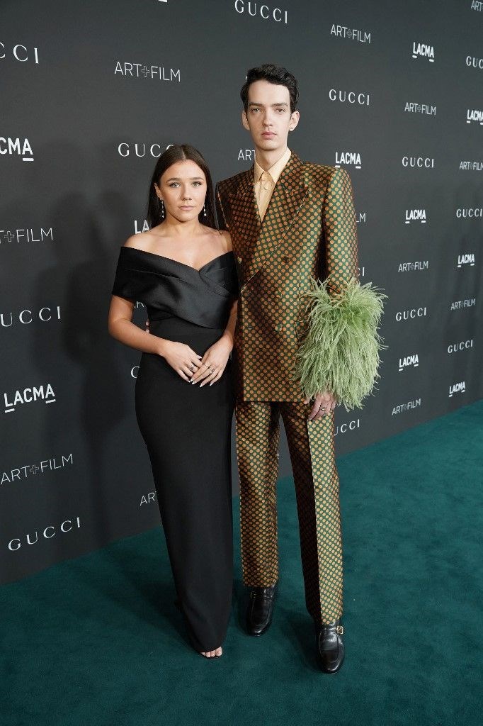 Kırmızı halının yıldızı süslü takım elbiseler (LACMA 2021)