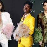 Kırmızı halının yıldızı süslü takım elbiseler (LACMA 2021)