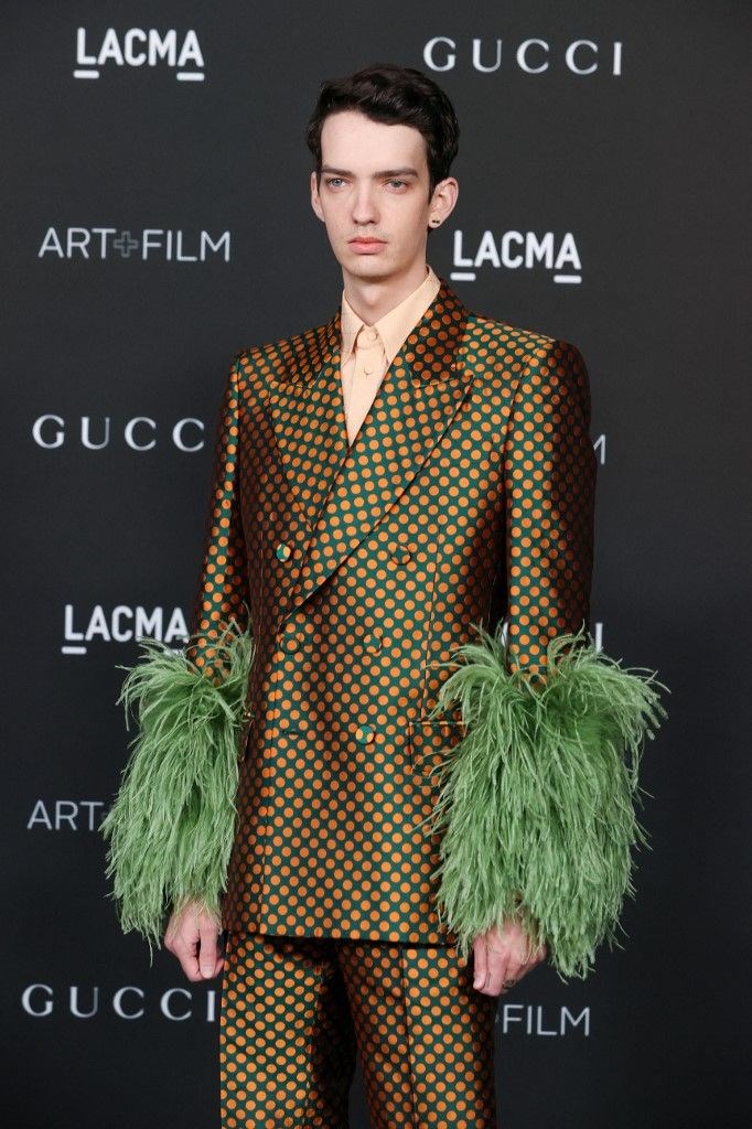Kırmızı halının yıldızı süslü takım elbiseler (LACMA 2021)