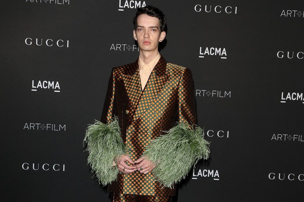 Kırmızı halının yıldızı süslü takım elbiseler (LACMA 2021)